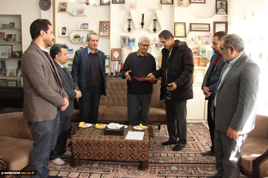 دانشگاهیان نهاوند با غبار روبی مزار شهدا و دیدار با خانواده شهیدان ایام الله دهه مبارک فجررا گرامی داشتند  3